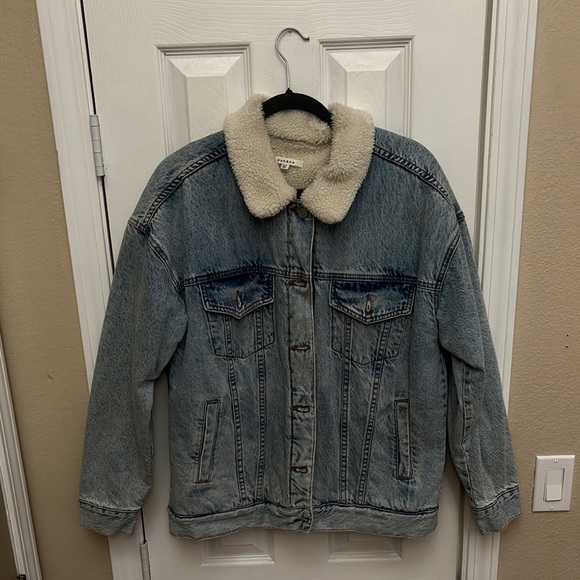 Levi's Sherpa Lined Denim Jacket - Picture 1 of 1